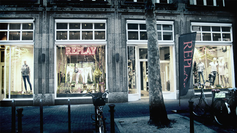 replay-store-duesseldorf-window