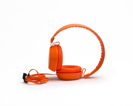 Coloud Headphones Holland-standing